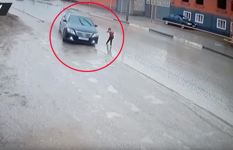 Ο ελιγμός του οδηγού έσωσε τη ζωή παιδιού – Εικόνες που σοκάρουν | Newsit.gr Ο ελιγμός του οδηγού έσωσε τη ζωή παιδιού – Εικόνες που σοκάρουν | Newsit.gr
