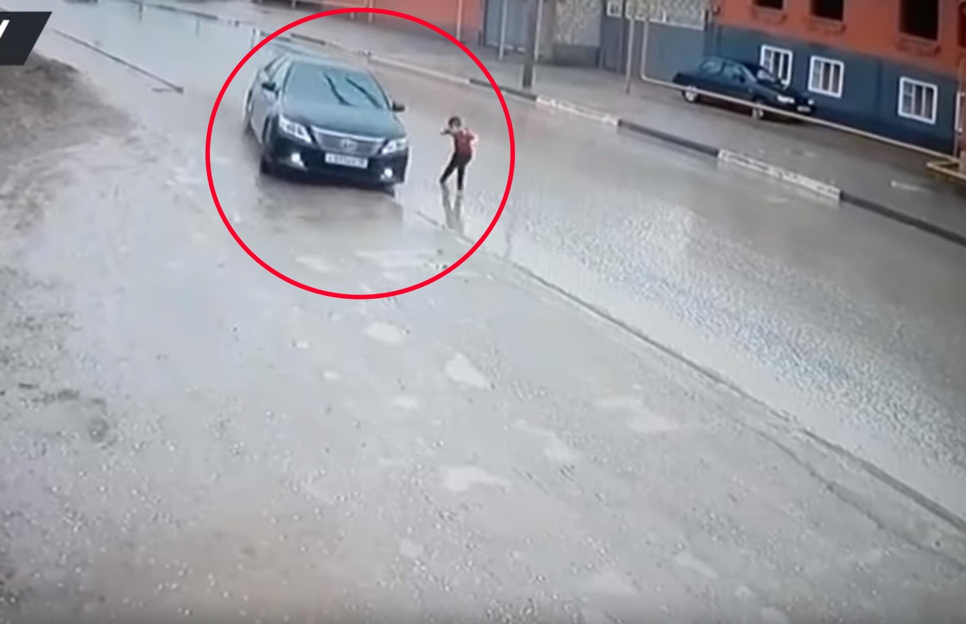 Ο ελιγμός του οδηγού έσωσε τη ζωή παιδιού – Εικόνες που σοκάρουν
