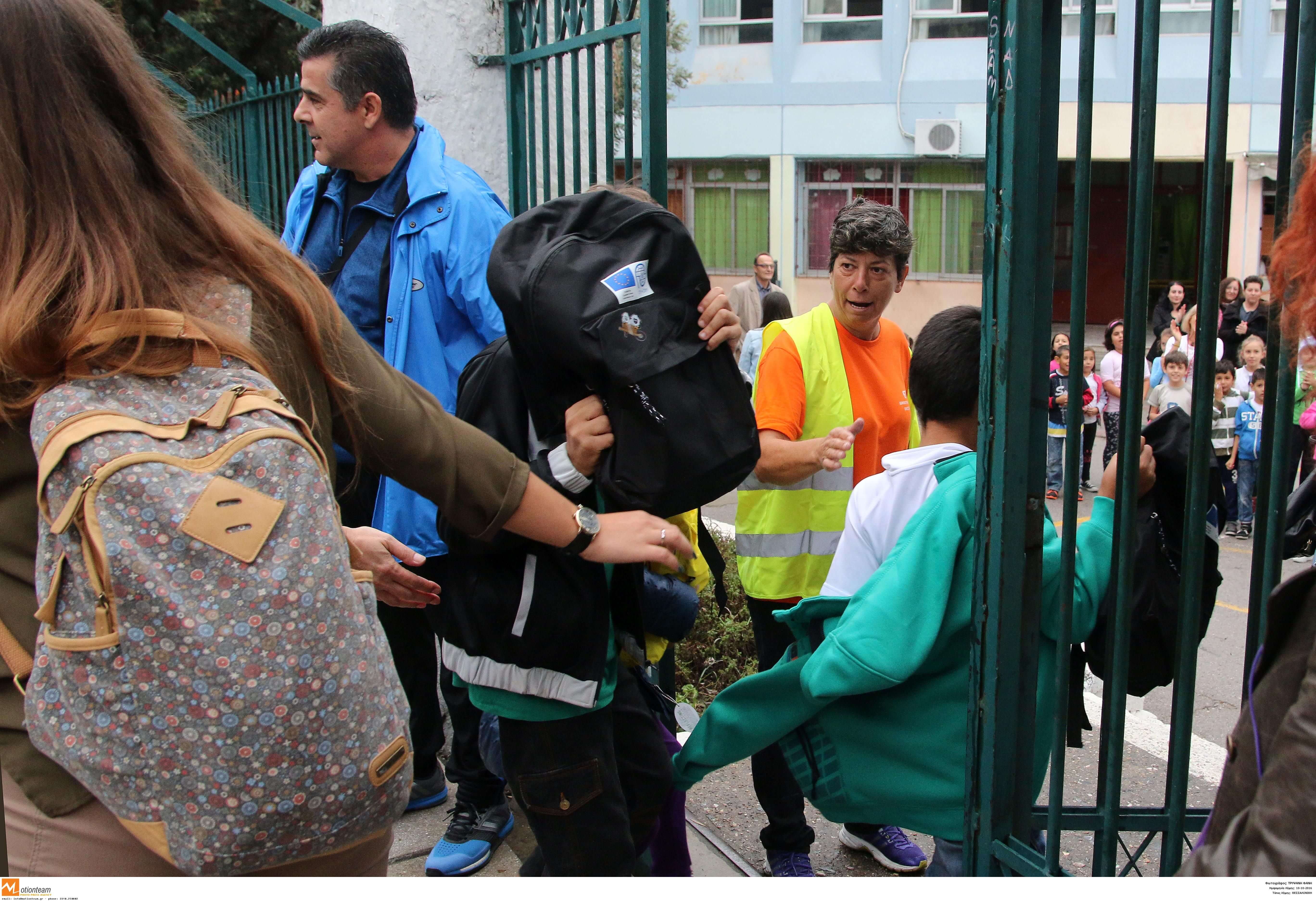 Σάμος: Υποδέχονται με αποχή τα 14 προσφυγόπουλα στο σχολείο τους – Καζάνι που βράζει το Βαθύ!