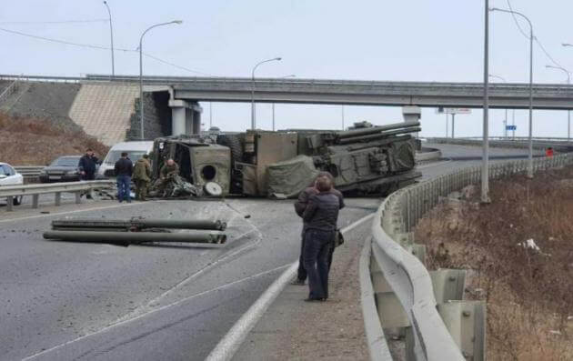 “Τουμπάρισε” στρατιωτικό όχημα στη Ρωσία – “Έφυγαν” οι πύραυλοι μέσα στη λεωφόρο! [vid]