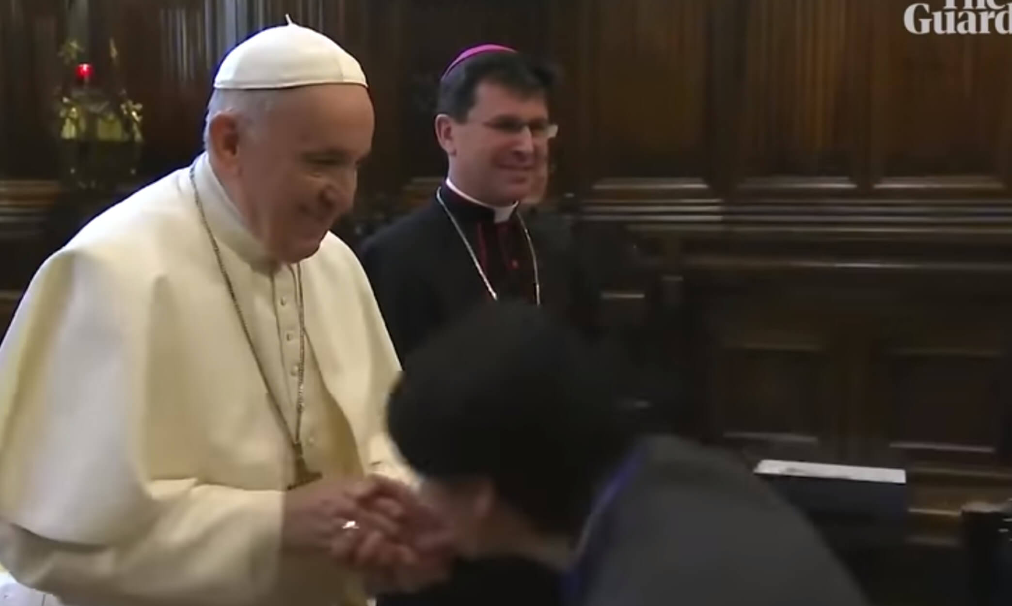 Τι υποστηρίζει ο Πάπας Φραγκίσκος για… την άρνησή του να του φιλήσουν το χέρι!