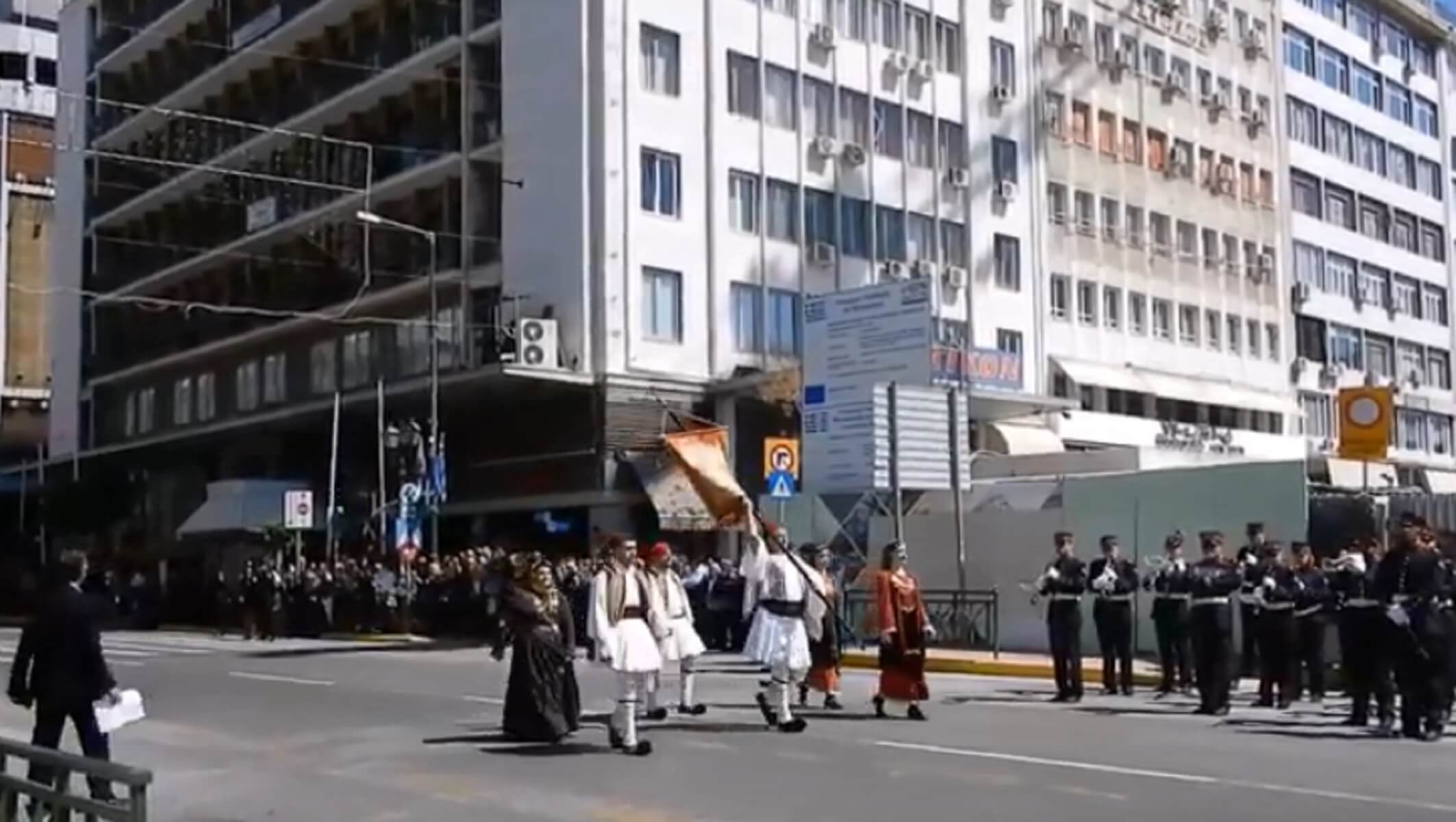 Παρέλαση 25 Μαρτίου: Η στιγμή που παιάνισε το “Μακεδονία ξακουστή” η φιλαρμονική Πειραιά