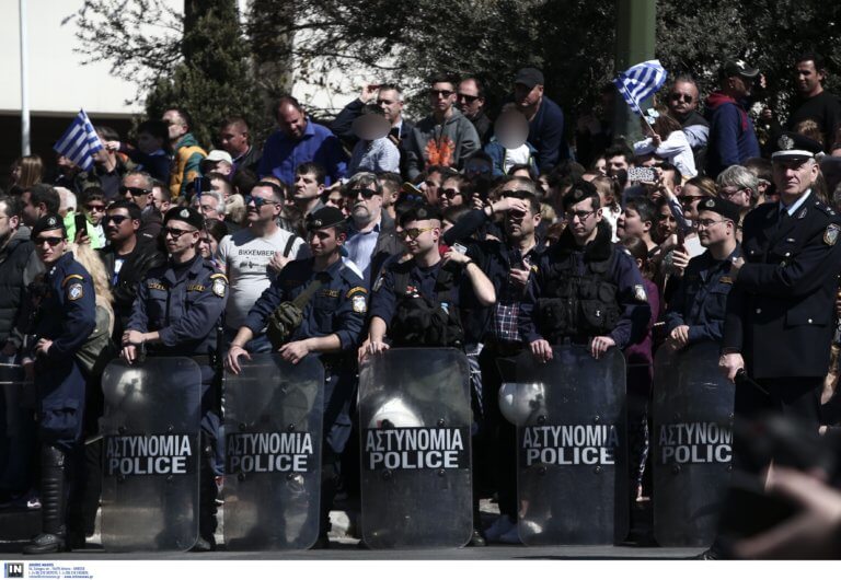 Συνθήματα μετά την λήξη της παρέλασης - Κόσμος συγκεντρωμένος στην Λεωφόρο Αμαλίας τραγουδούσε το «Μακεδονία Ξακουστή»