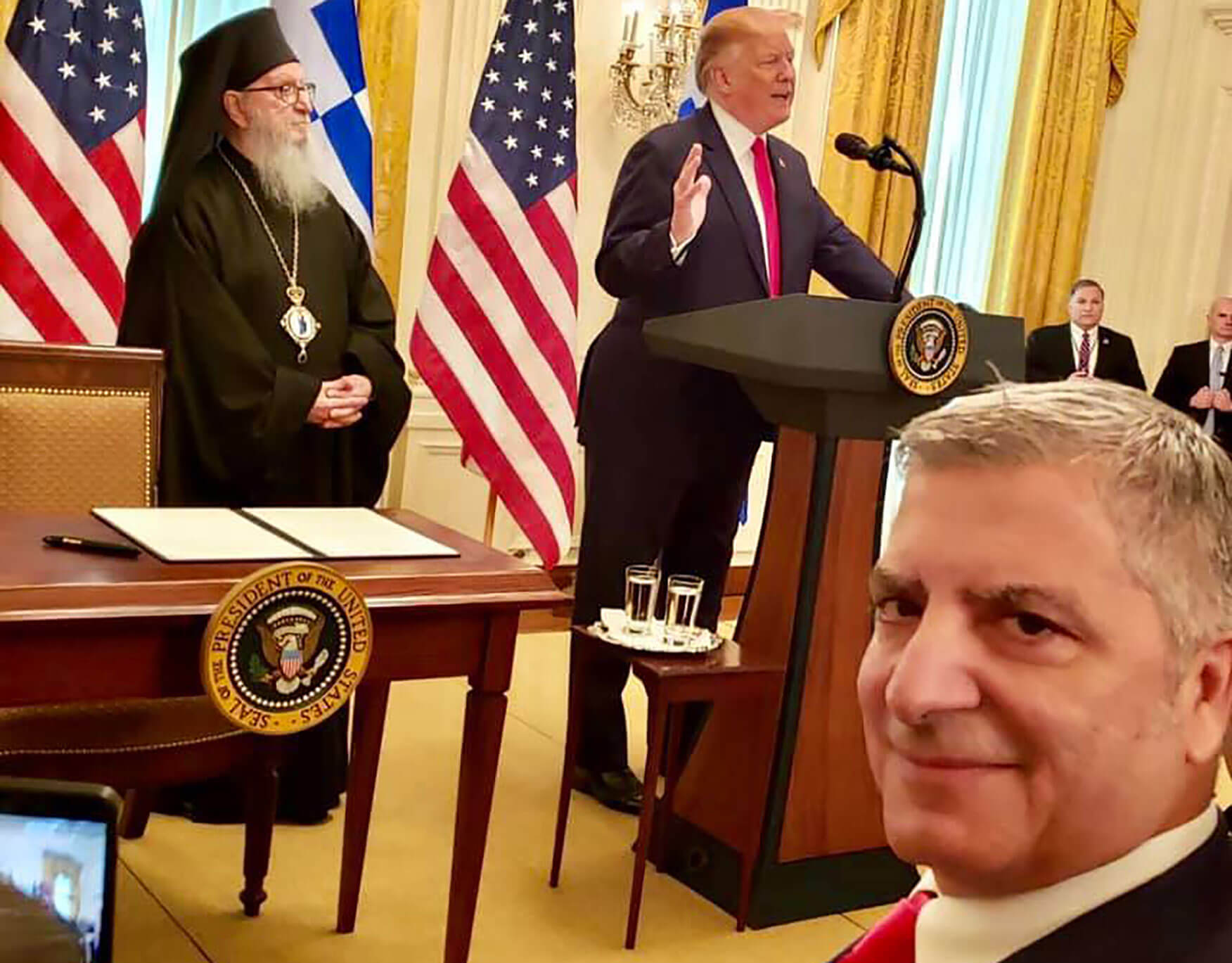 Το… photobombing του Πατούλη στον Τραμπ!