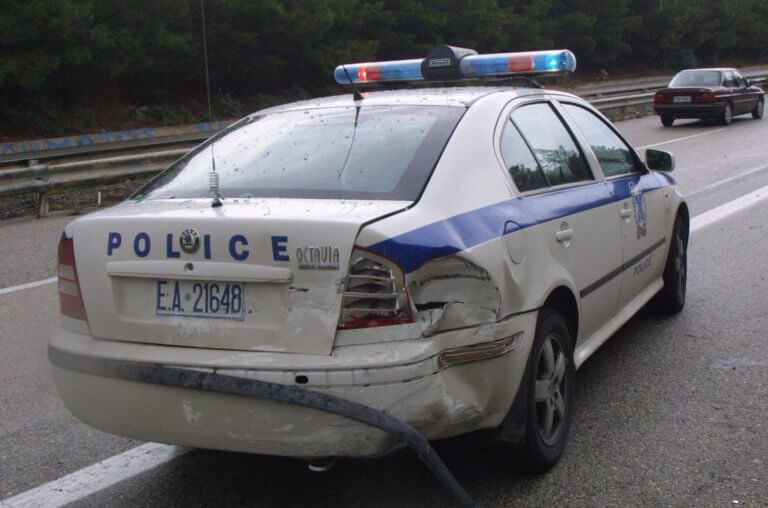 Ηράκλειο: Ενέδρα σε αστυνομικούς που πήγαν να βοηθήσουν κατάκοιτο άντρα – Γυαλιά καρφιά το περιπολικό!