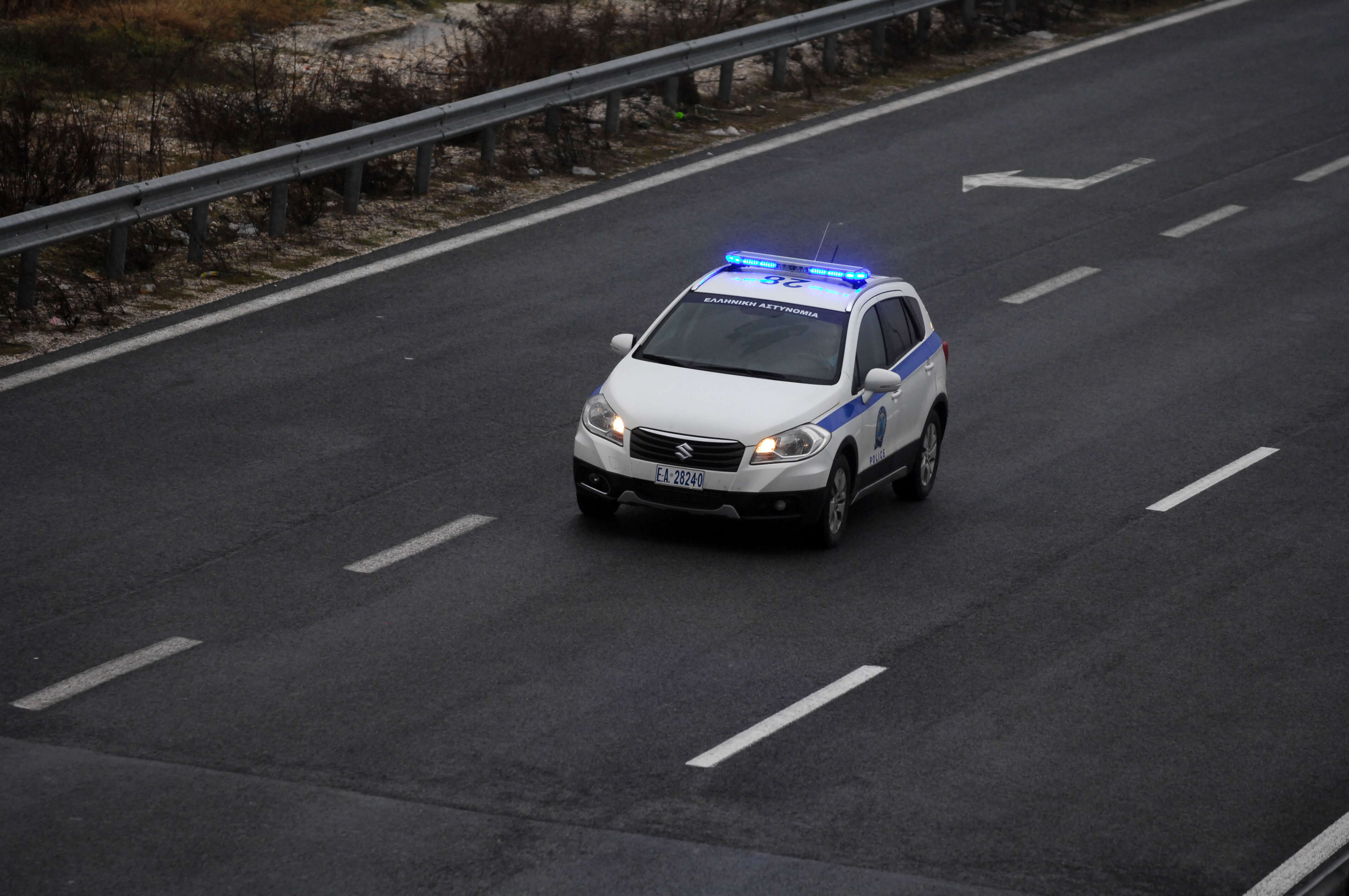 Επεισοδιακή ληστεία σε βενζινάδικο και καταδίωξη στην Ελευσίνα