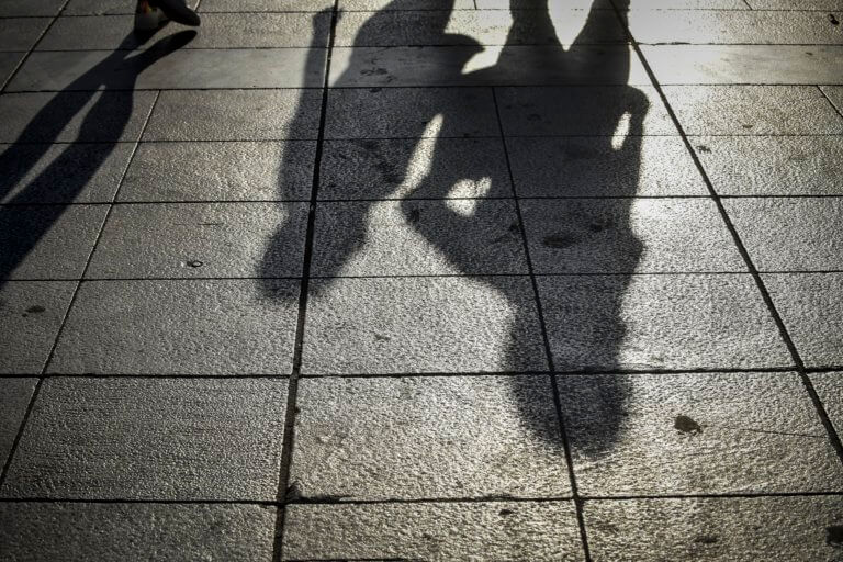 Σοκ στη Λάρισα με 50χρονο να καταρρέει από ανακοπή την ώρα που περπατούσε σε πεζοδρόμιο