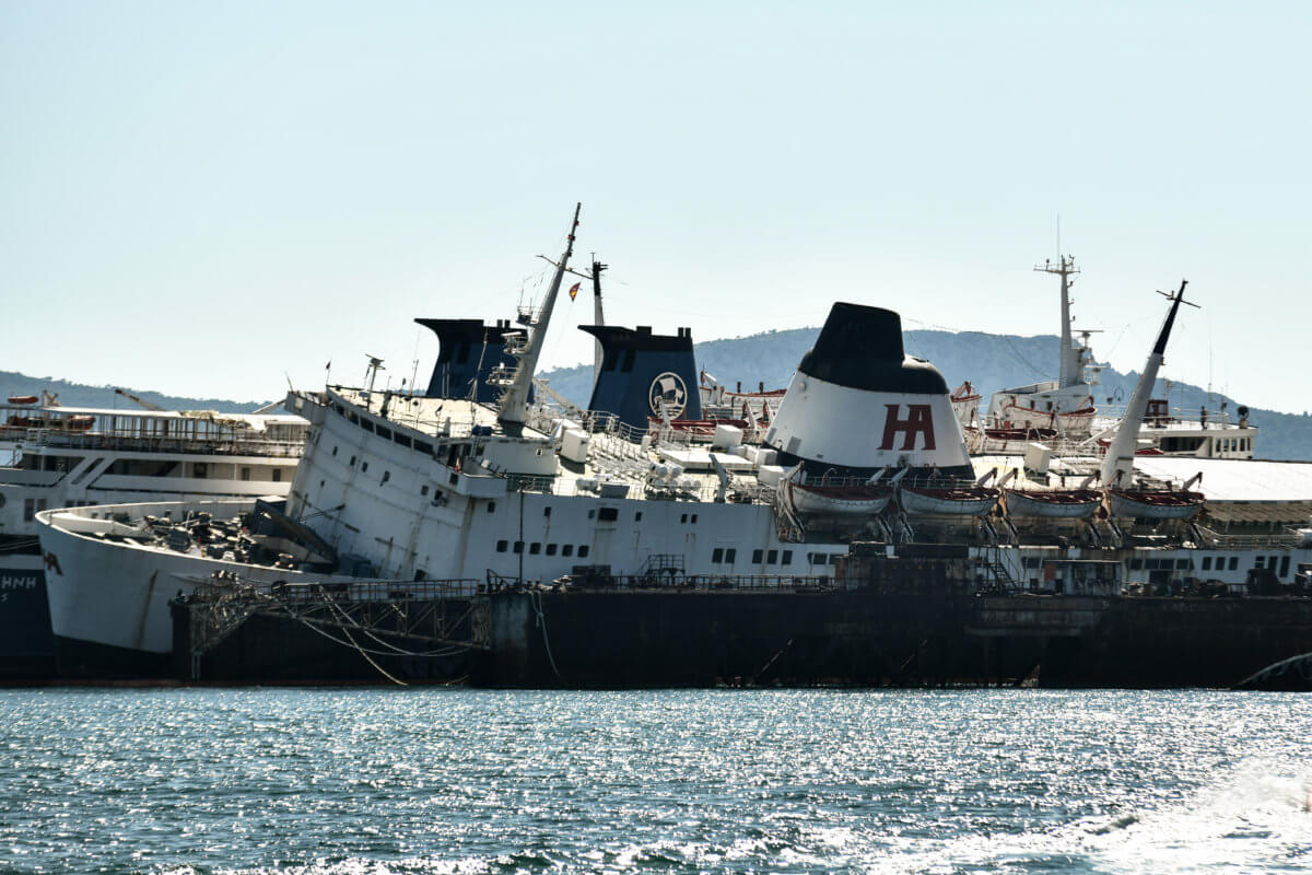 Συναγερμός στην Ελευσίνα – Αντιρρυπαντικό φράγμα γύρω από το πλοίο Πηνελόπη Α [pics]
