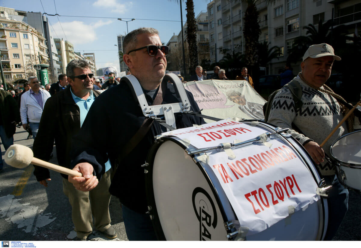 Με νταούλια και ντουντούκες διαδήλωσε η ΠΟΕΔΗΝ στους δρόμους της Αθήνας