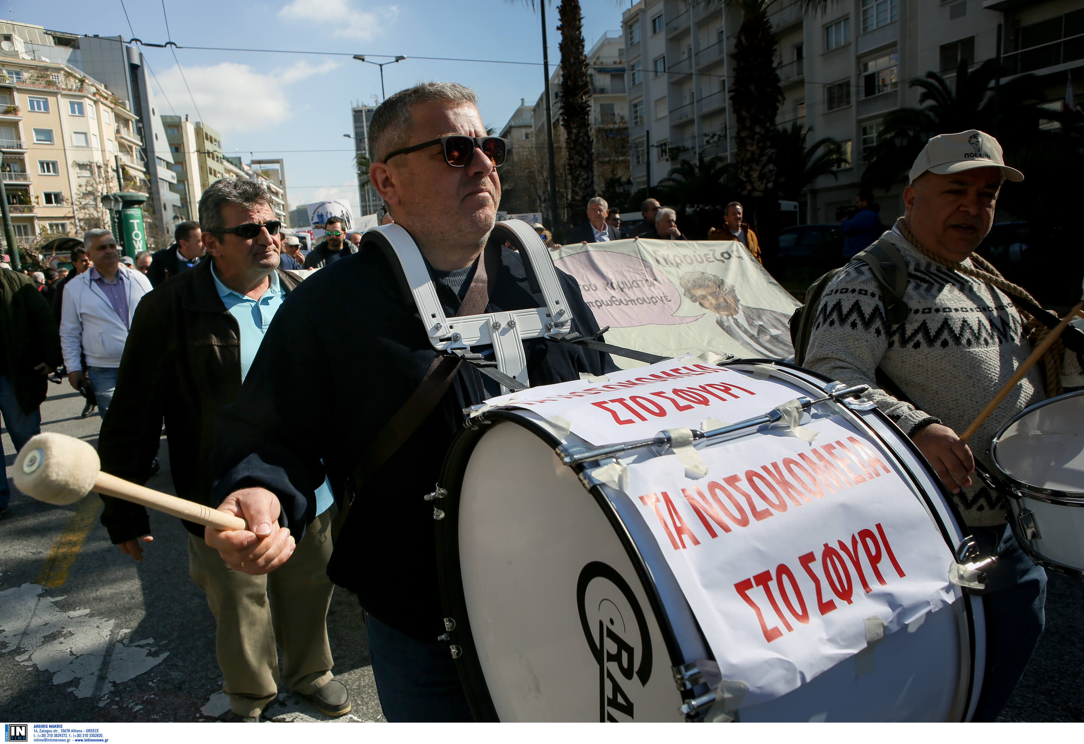 Με νταούλια και ντουντούκες διαδήλωσε η ΠΟΕΔΗΝ στους δρόμους της Αθήνας