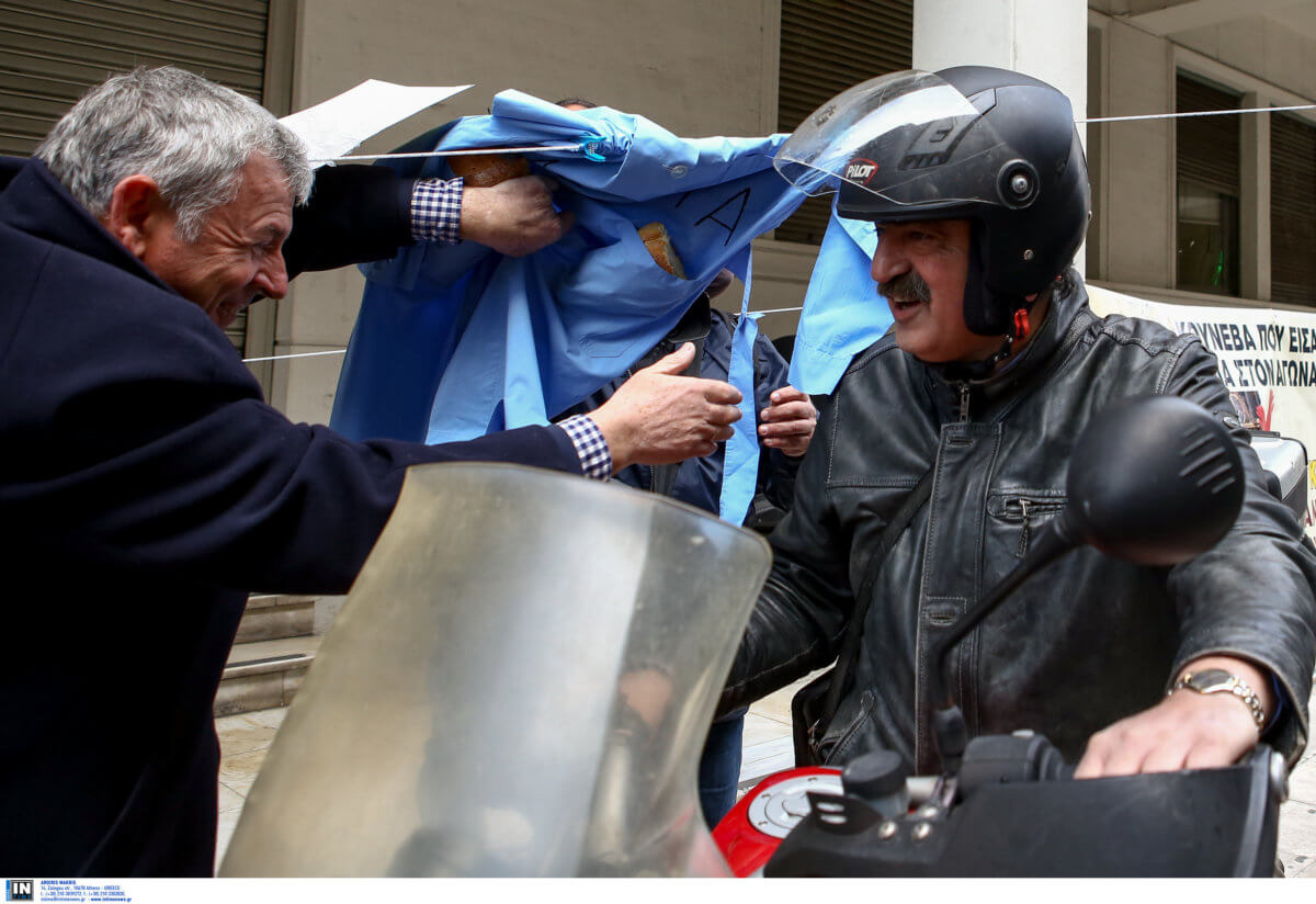 Σόου με Πολάκη και Γιαννάκο έξω από το Υπουργείο Υγείας