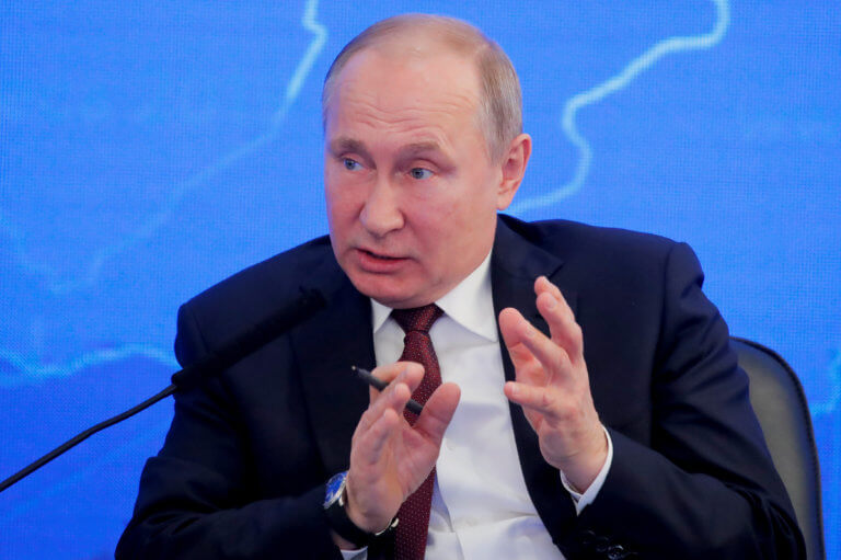 Έξι στους δέκα Ρώσους εγκρίνουν το έργο του Πούτιν – Τι λένε για Μενβέντεφ