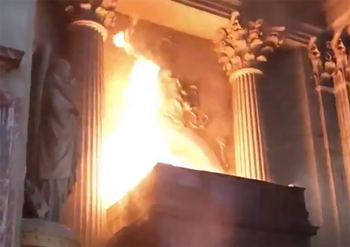 Τυλίχθηκε στις φλόγες ο ιστορικός ναός του Saint Sulpice στο Παρίσι