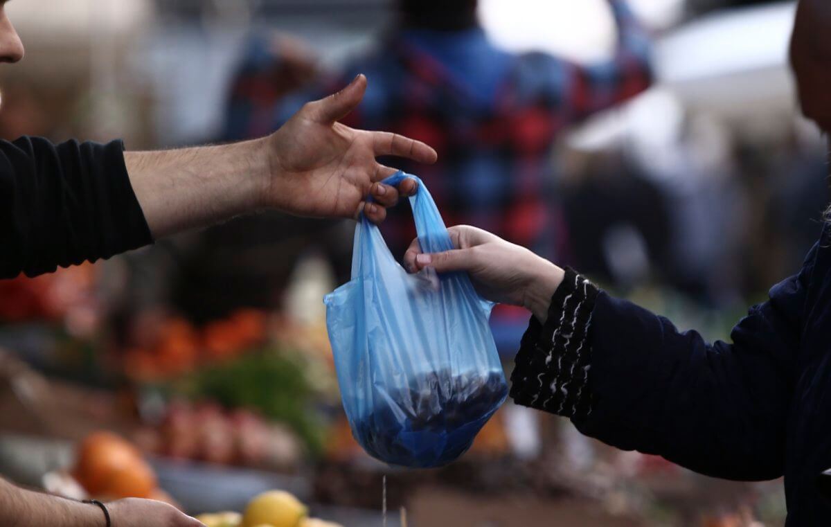 Προσοχή: Τι αλλάζει για τα πλαστικά μίας χρήσης και πλαστικές σακούλες