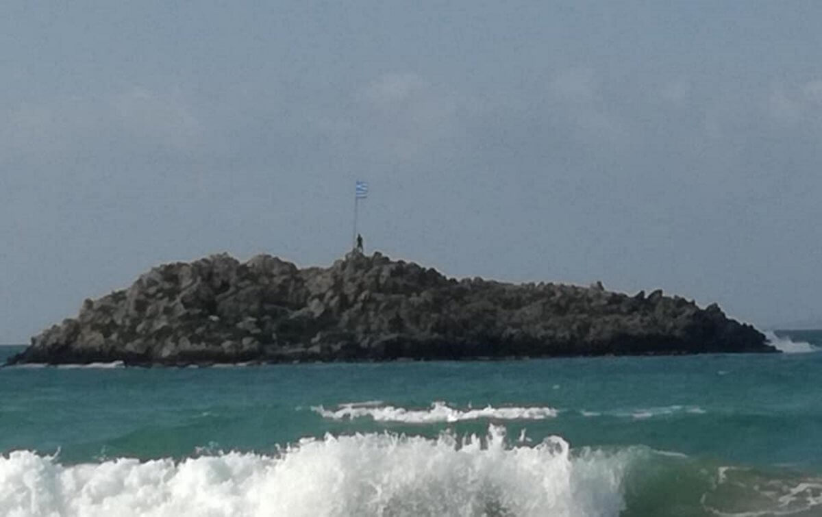 Κρήτη: Κολύμπησε μέχρι το νησάκι για να αλλάξει την ελληνική σημαία – “Στη μνήμη των αγωνιστών μας” [pics, video]