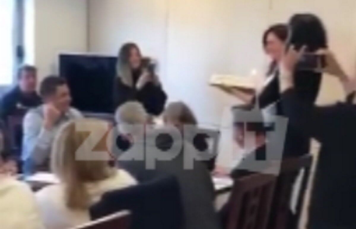 Αιφνιδίασαν τον Αντώνη Σρόιτερ πριν από λίγο την ώρα της σύσκεψης για το δελτίο – Βίντεο