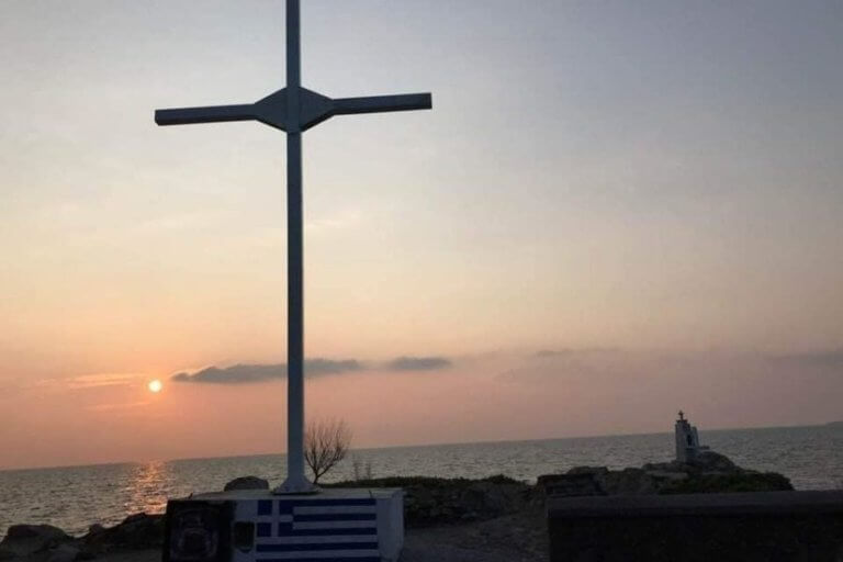 Λέσβος: Τοποθέτησαν νέο σταυρό στην Απελή – Ένταση και 33 συλλήψεις | Newsit.gr Λέσβος: Τοποθέτησαν νέο σταυρό στην Απελή – Ένταση και 33 συλλήψεις | Newsit.gr