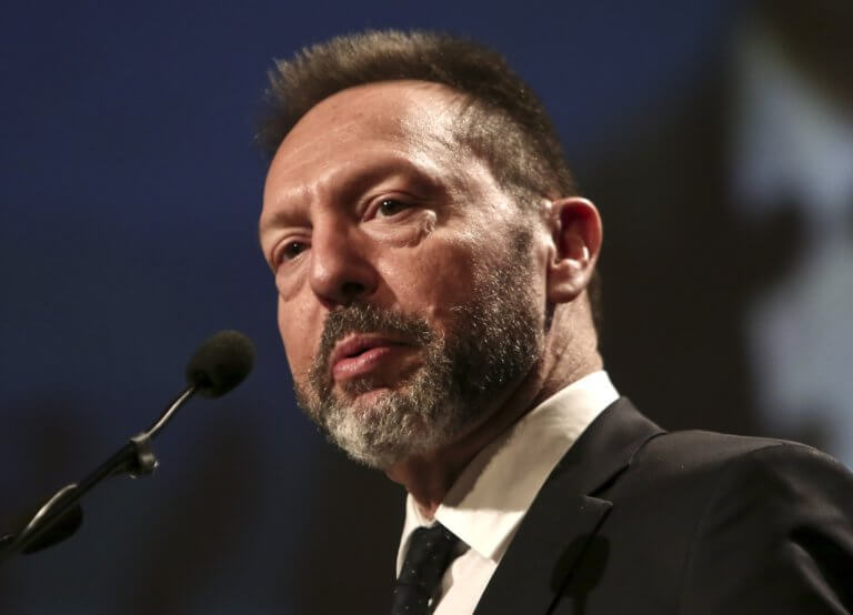 «Κόκκινο» πανί για τα… κόκκινα δάνεια ο Στουρνάρας – Τι του καταλογίζει η κυβέρνηση