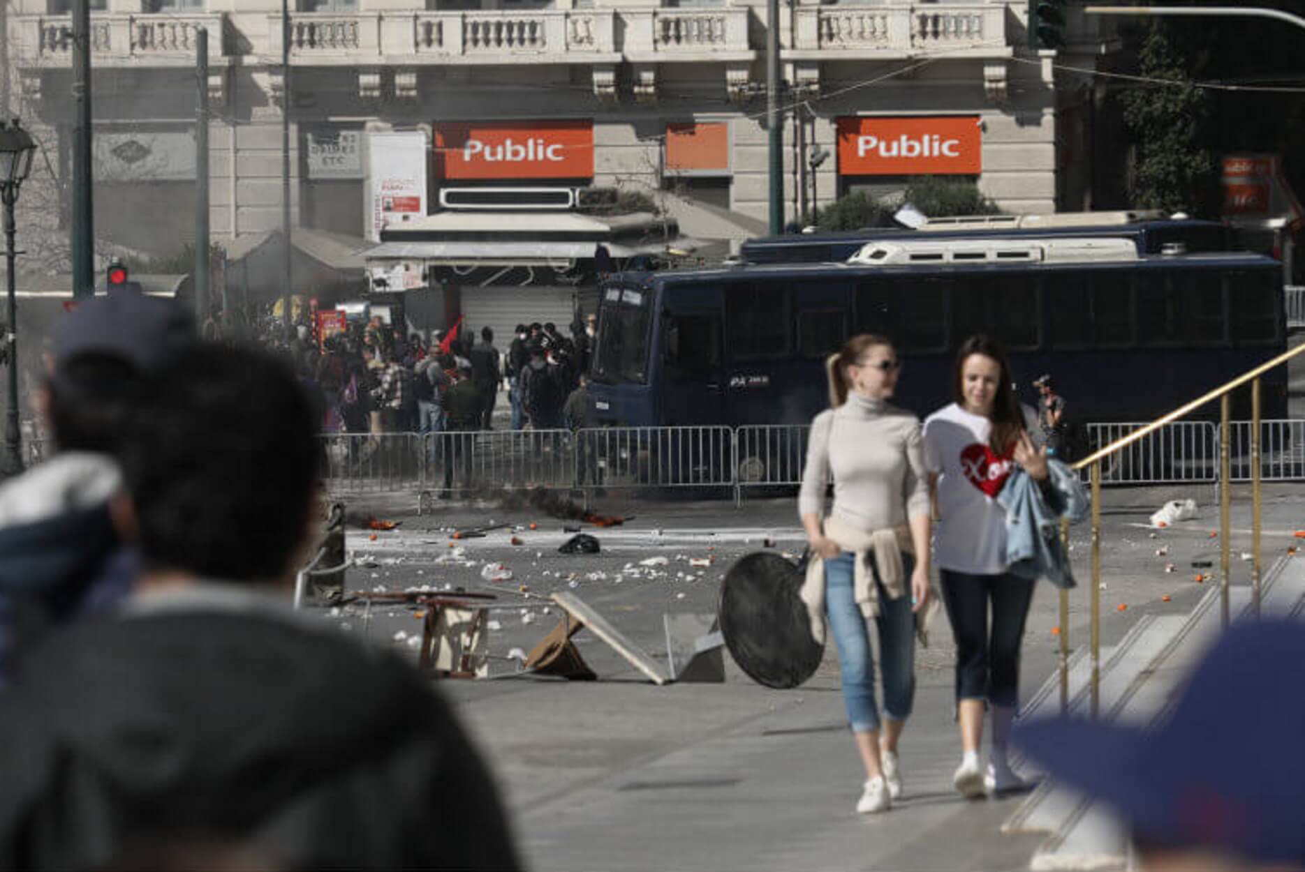 Σύνταγμα: Χόλιγουντ… και σήμερα Καθαρά Δευτέρα – Μέχρι πότε θα συνεχιστούν τα γυρίσματα!