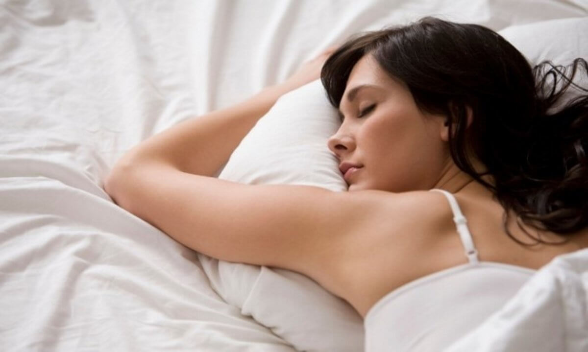 Ύπνος: Πώς να κοιμηθείς αν πονάει η μέση σου και ταυτόχρονα έχεις αϋπνίες!