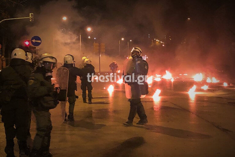 «Βροχή» από μολότοφ και δακρυγόνα στη Θεσσαλονίκη – Πέταξαν 100 μολότοφ, έκαψαν αυτοκίνητα