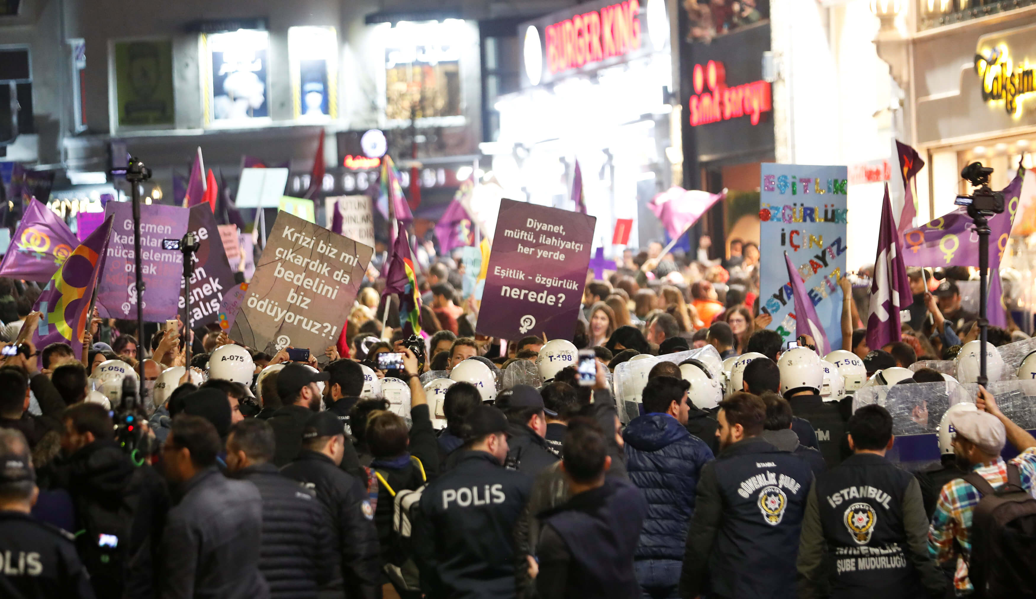 Επεισόδια και δακρυγόνα στην διαδήλωση για τα δικαιώματα των γυναικών στην Κωνσταντινούπολη