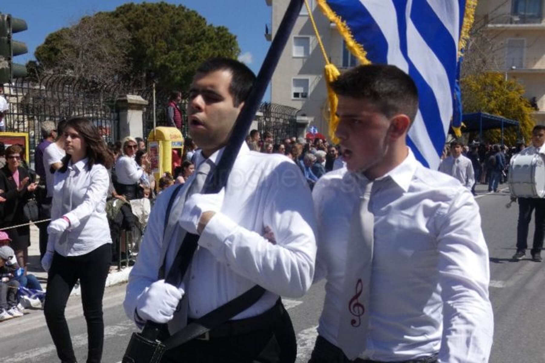 25 Μαρτίου – Κρήτη: Ο τυφλός σημαιοφόρος της παρέλασης [pics]