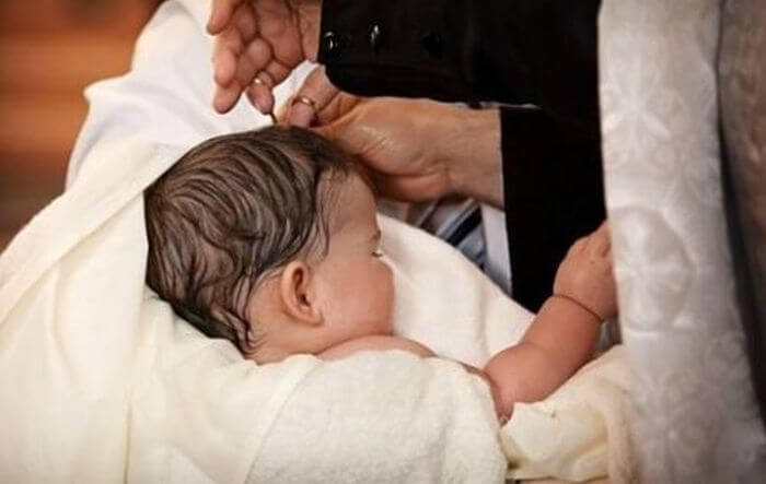 Γιατί στη βάπτιση φοράμε στα μωρά λευκά ρούχα