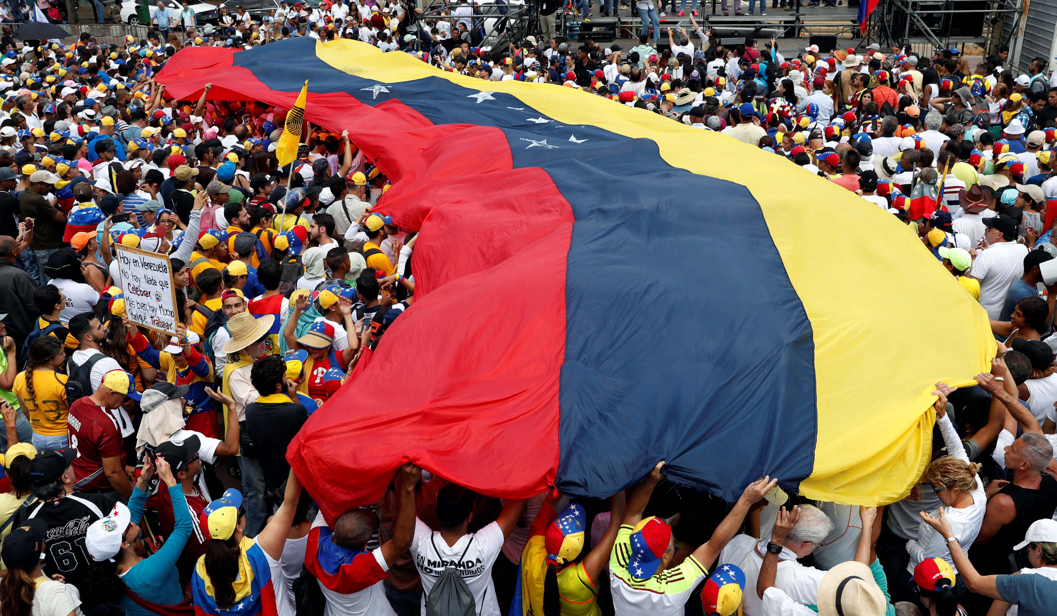 Βενεζουέλα: Συγκρούσεις οπαδών του Μαδούρο με αντικυβερνητικούς έξω από νοσοκομείο
