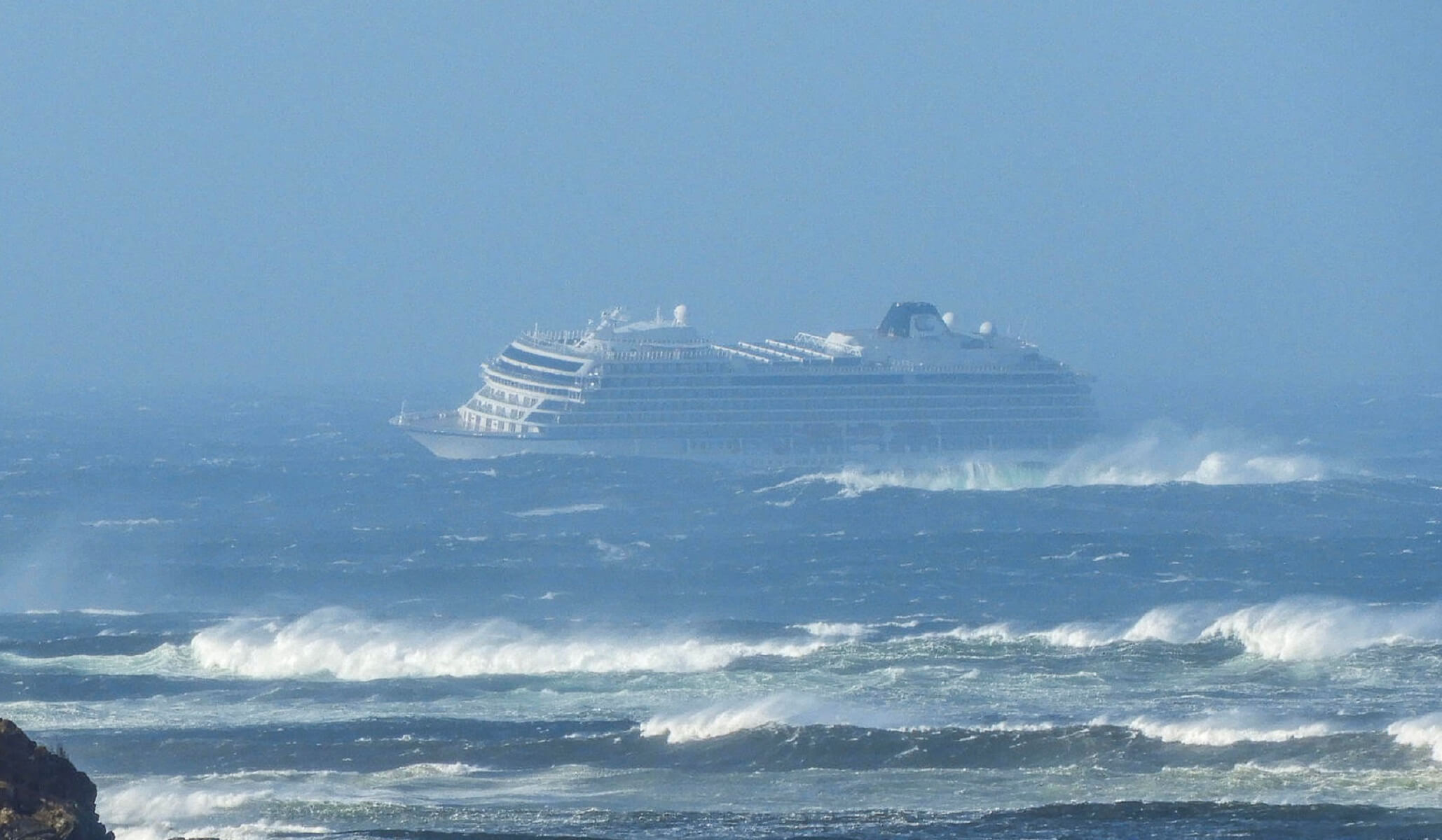 Viking Sky: Με αργούς ρυθμούς η διάσωση των επιβατών – Λειτούργησαν τρεις μηχανές του πλοίου