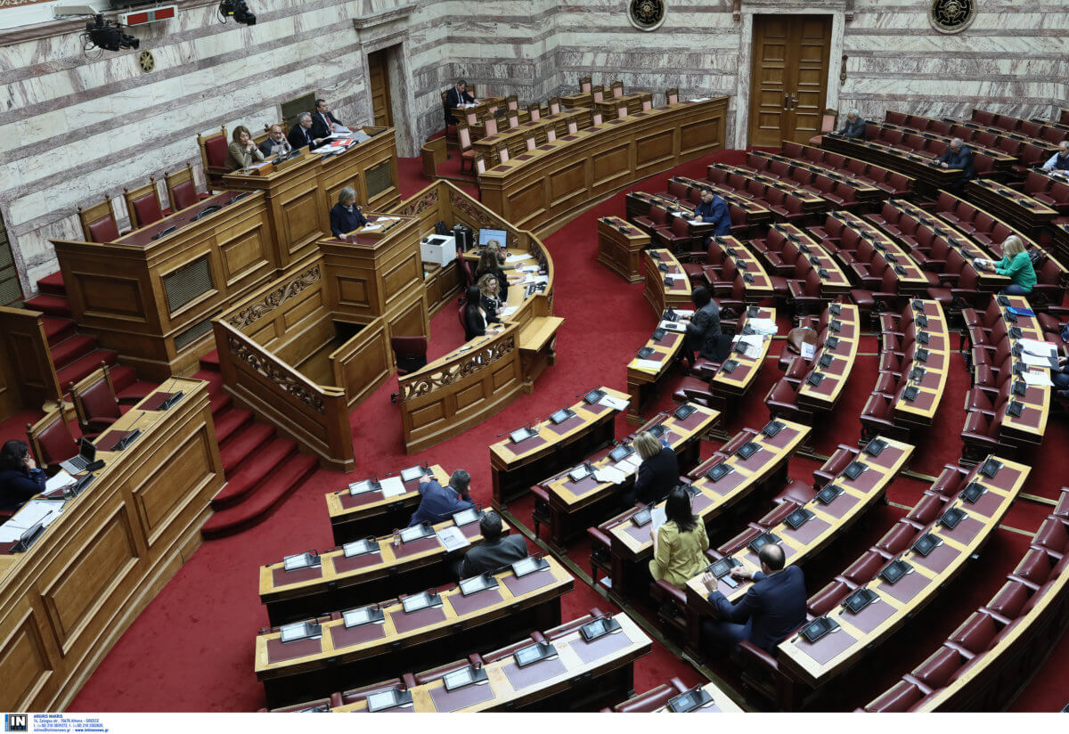 Live: Οι ομιλίες των πολιτικών αρχηγών στην Βουλή για το δημογραφικό