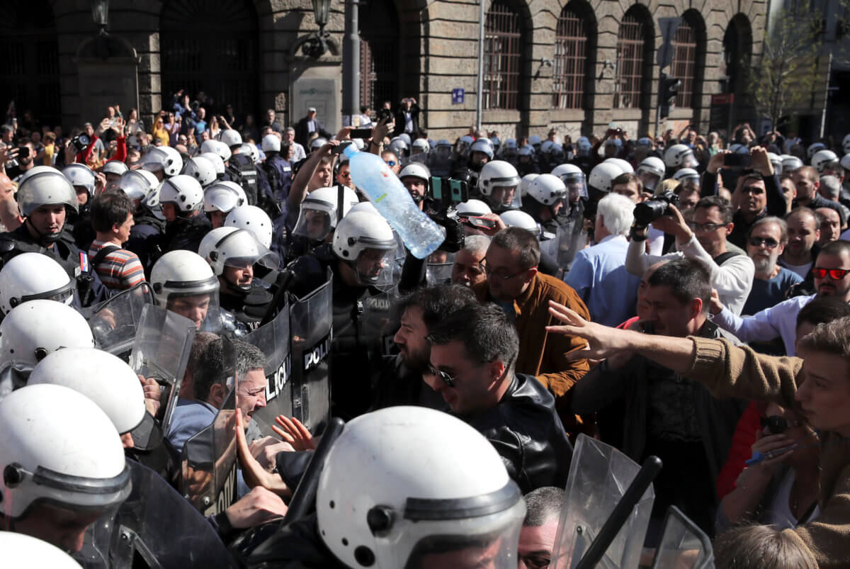 Σερβία: Αποκλεισμένος από διαδηλωτές στο προεδρικό Μέγαρο ο Βούτσιτς [pics]