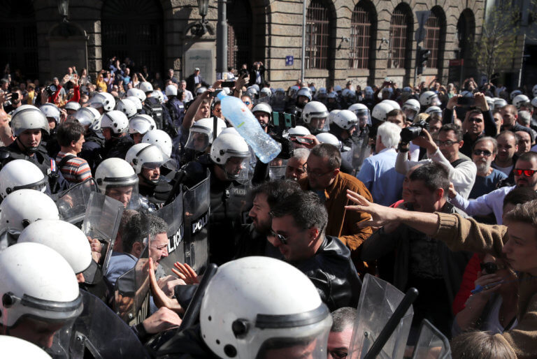 "Ξεφεύγει" η κατάσταση στην Σερβία - Αποκλεισμένος από διαδηλωτές στο προεδρικό Μέγαρο ο Βούτσιτς