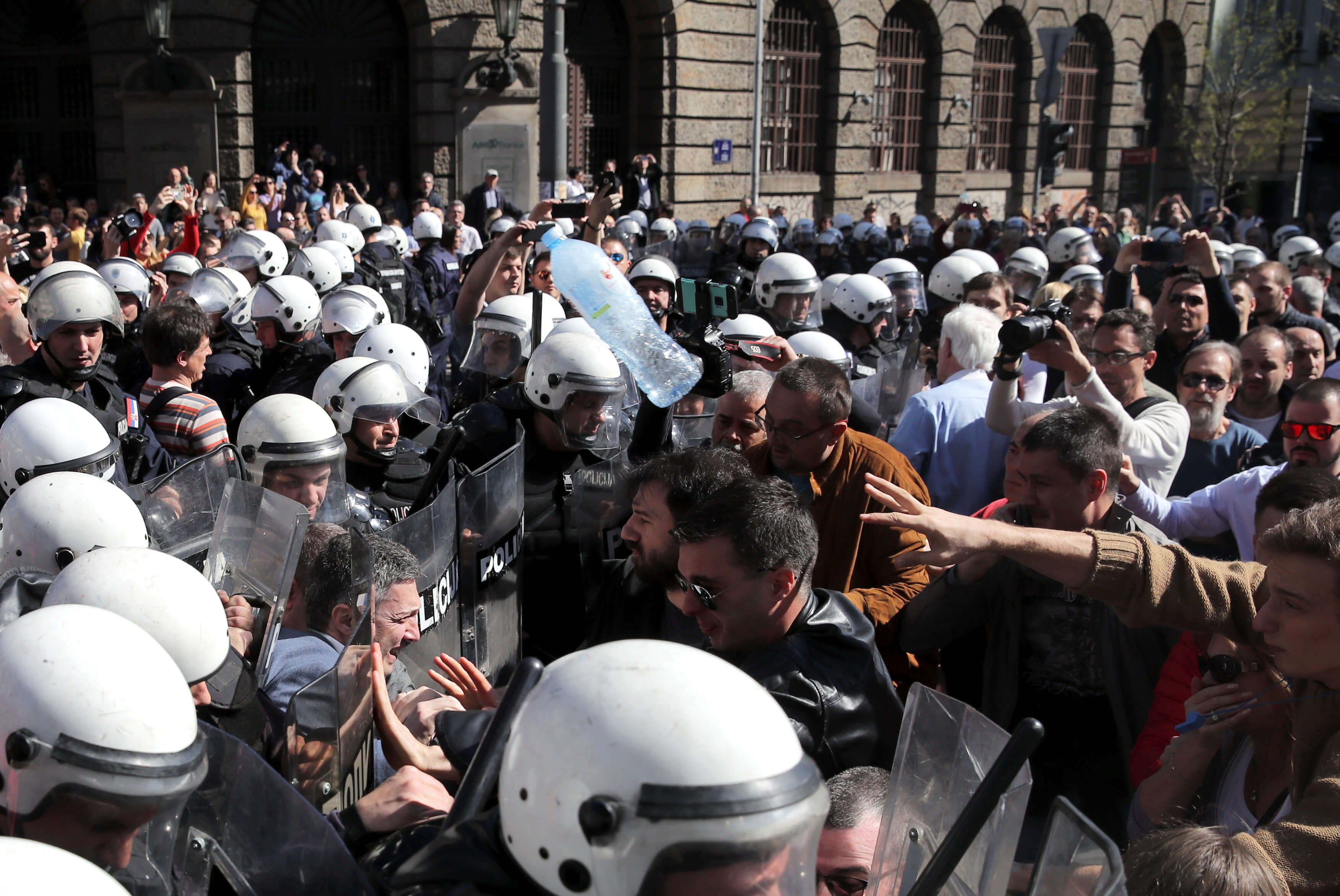 Σερβία: Αποκλεισμένος από διαδηλωτές στο προεδρικό Μέγαρο ο Βούτσιτς [pics]