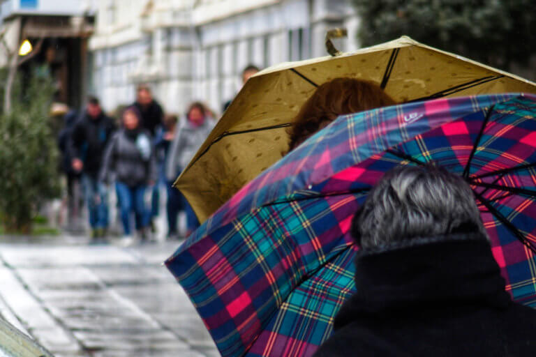 Άνοιξαν οι ουρανοί στην Αττική και βρέχει καταρρακτωδώς! Κακοκαιρία με έντονα φαινόμενα σε όλη τη χώρα – Θα… μουλιάσουμε όλη την εβδομάδα