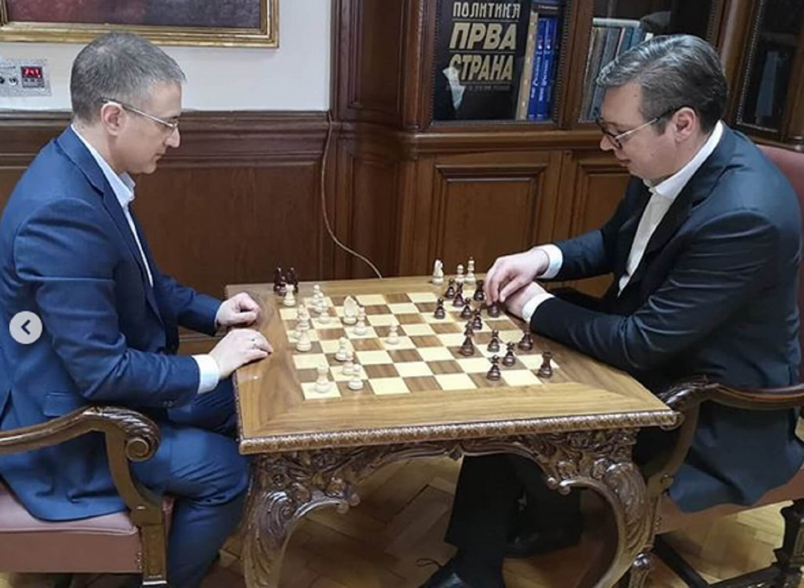 Σερβία: Ο Βούτσιτς έπαιζε… σκάκι όσο τον “πολιορκούσαν” οι διαδηλωτές!