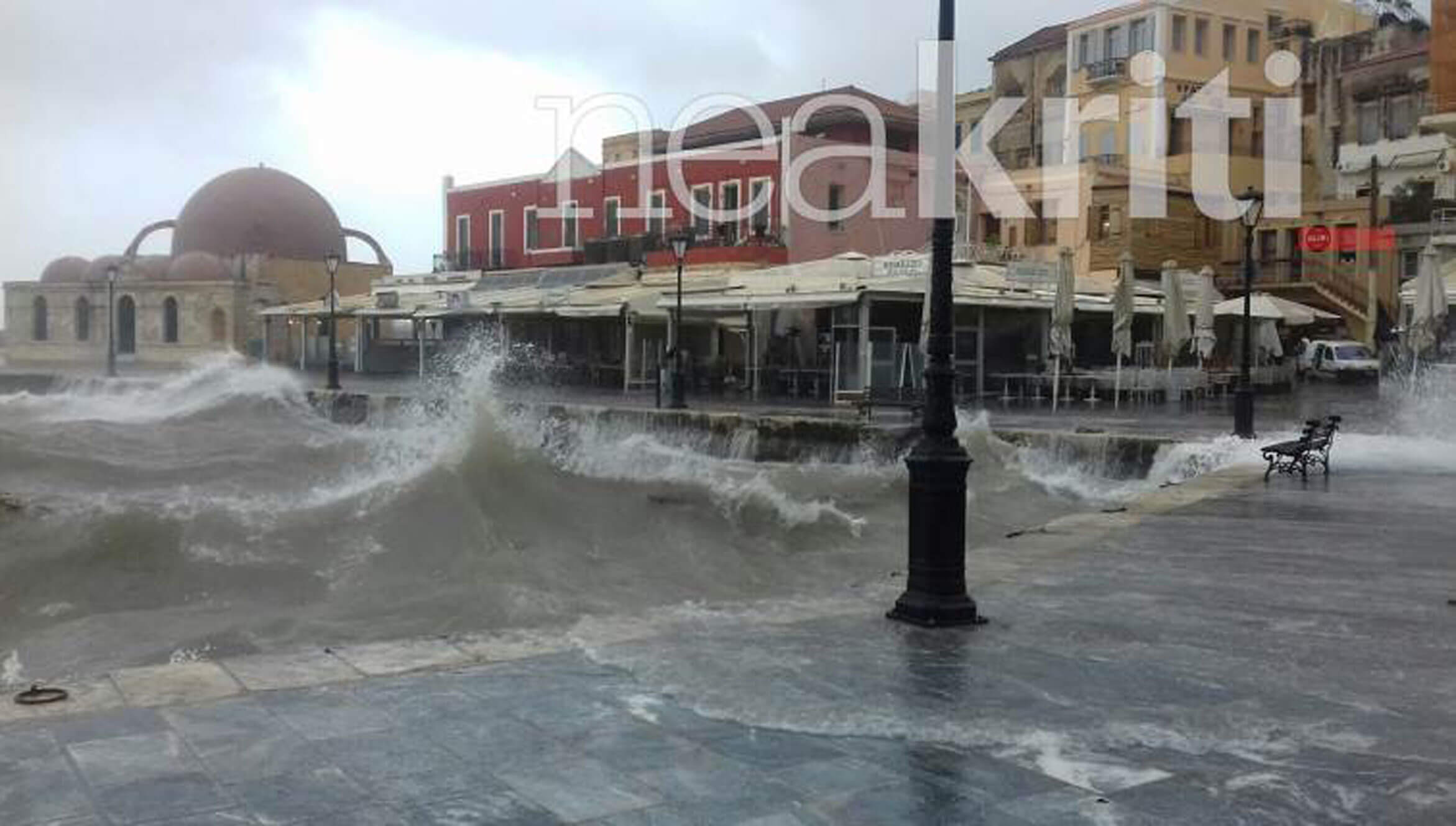 Καιρός – Κρήτη: “Εξαφανίστηκε” από τα τεράστια κύματα το ενετικό λιμάνι στα Χανιά! [pics]