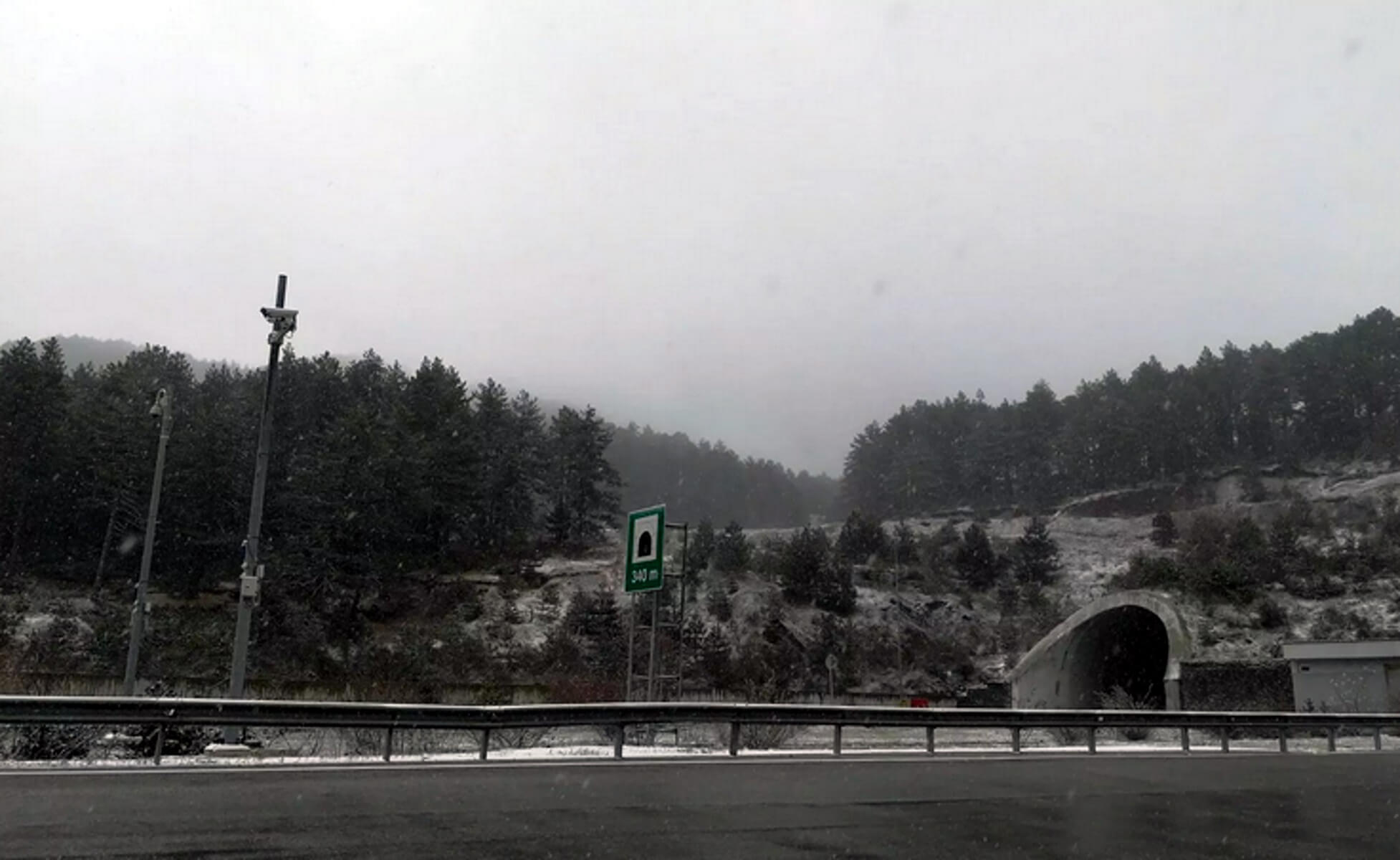 Τρίκαλα: Χιονίζει στο Μαλακάσι – video