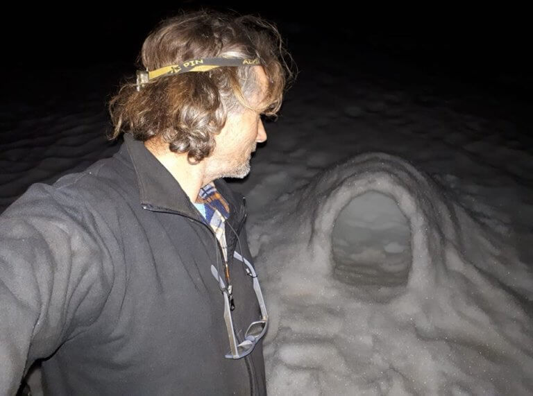 Κρήτη: Τραγουδάει το “Μακεδονία ξακουστή” μέσα από χιονότρυπα του Ψηλορείτη [pics, video]