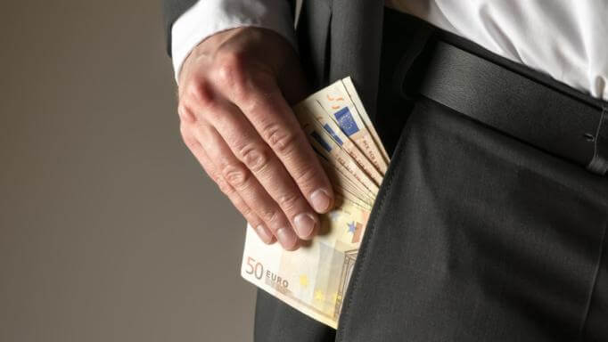 «Ήθελε να μου δώσει 3.000 ευρώ για να βάλω τον γιο του στην νομαρχία!»