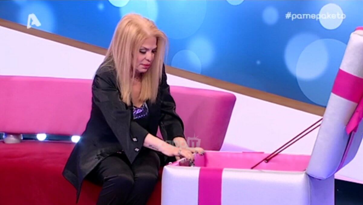 “Πάγωσε” η Χριστίνα Δελλή μόλις άνοιξε το Πακέτο! «Τι είναι αυτό Βίκυ;»