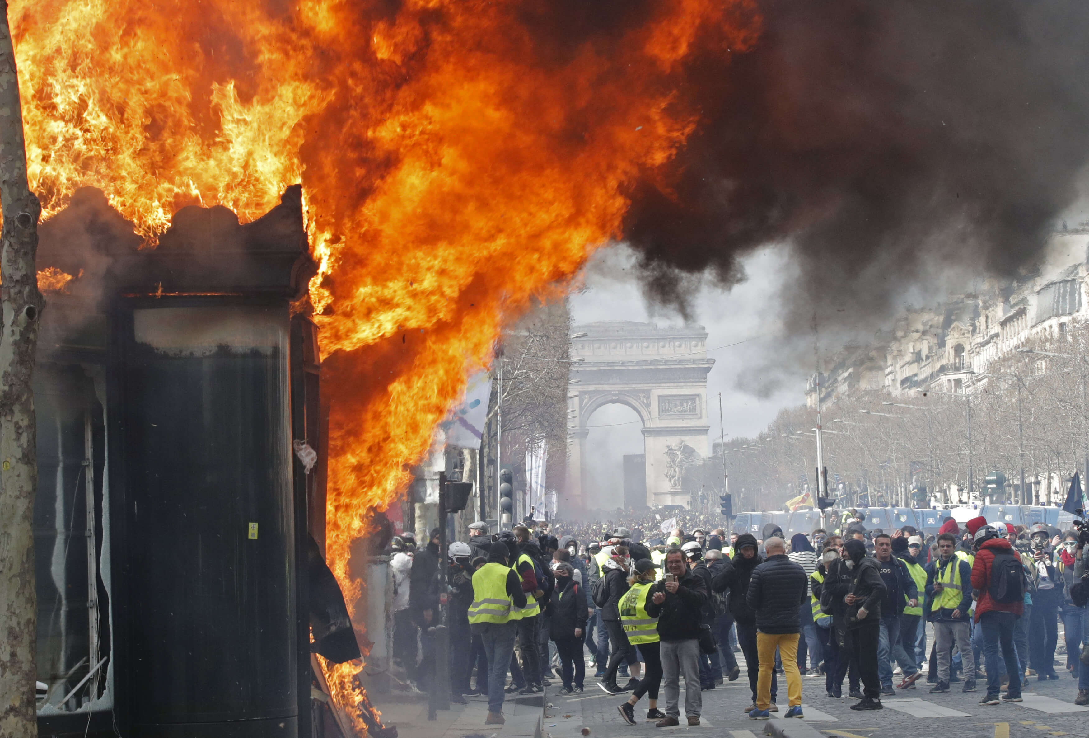 Κίτρινα γιλέκα: Εικόνες χάους με λεηλατημένα μαγαζιά στο Παρίσι