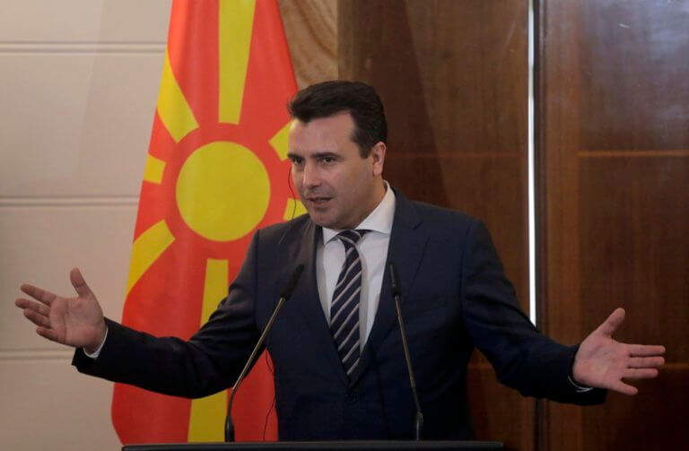 Βόρεια Μακεδονία: “Σφαγή” στο ντιμπέιτ Ζάεφ – Μίτσκοσκι για τη Συμφωνία των Πρεσπών