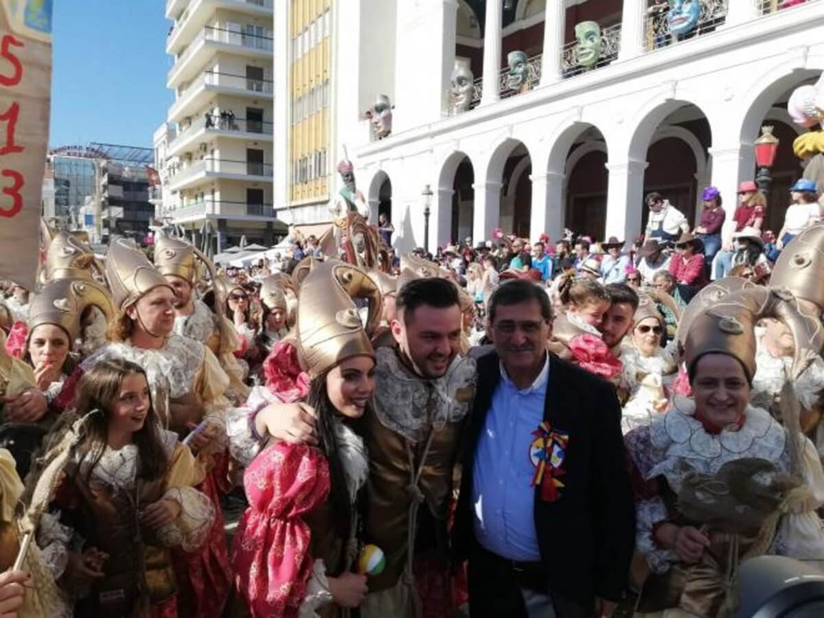 Της έκανε πρόταση γάμου “στον αέρα” στο Πατρινό Καρναβάλι – video