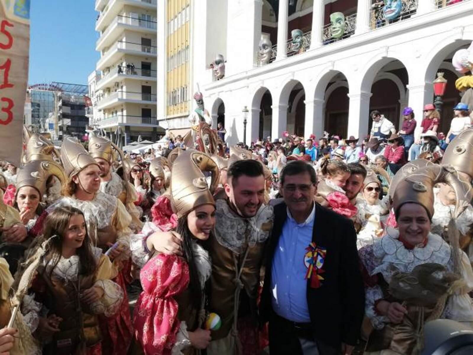 Της έκανε πρόταση γάμου “στον αέρα” στο Πατρινό Καρναβάλι – video