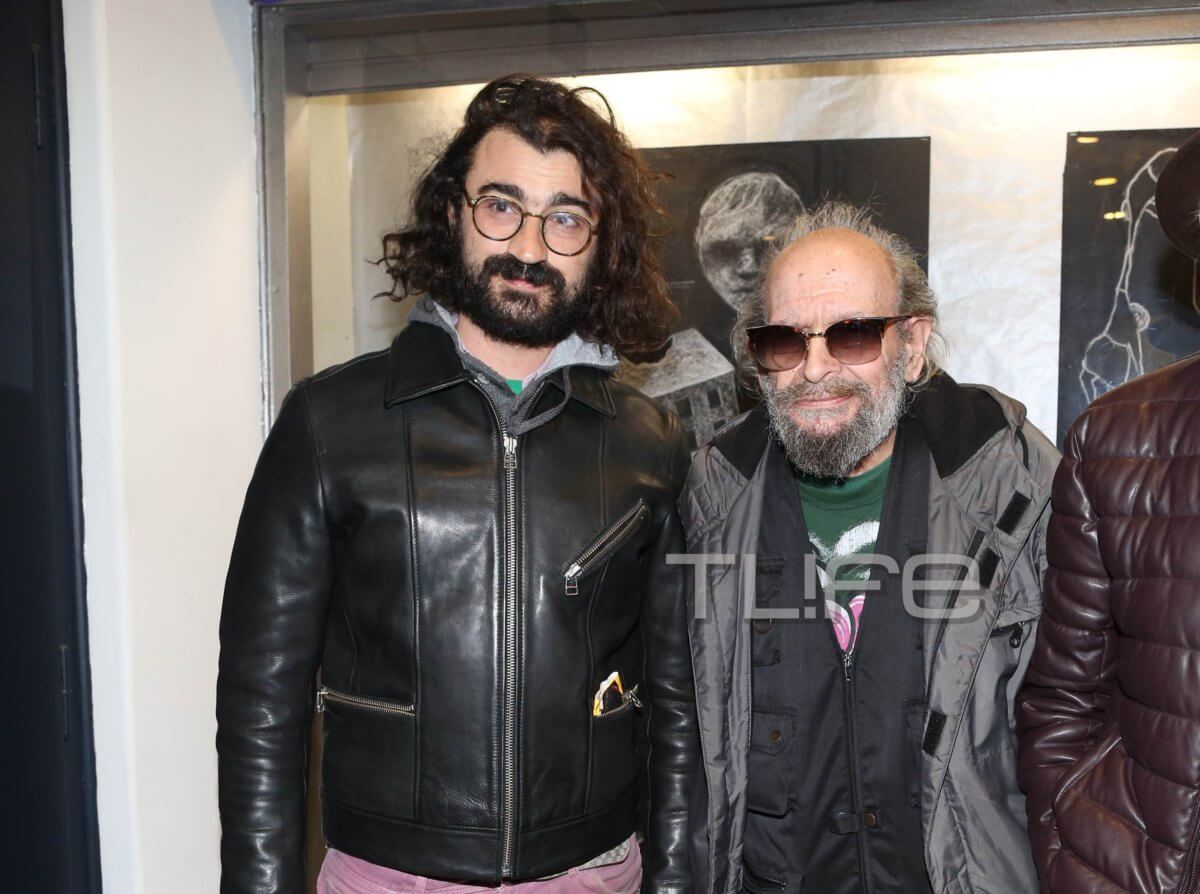 Αγνώριστος ο διάσημος Έλληνας τραγουδιστής και ηθοποιός! Πού βρέθηκε; [pics]