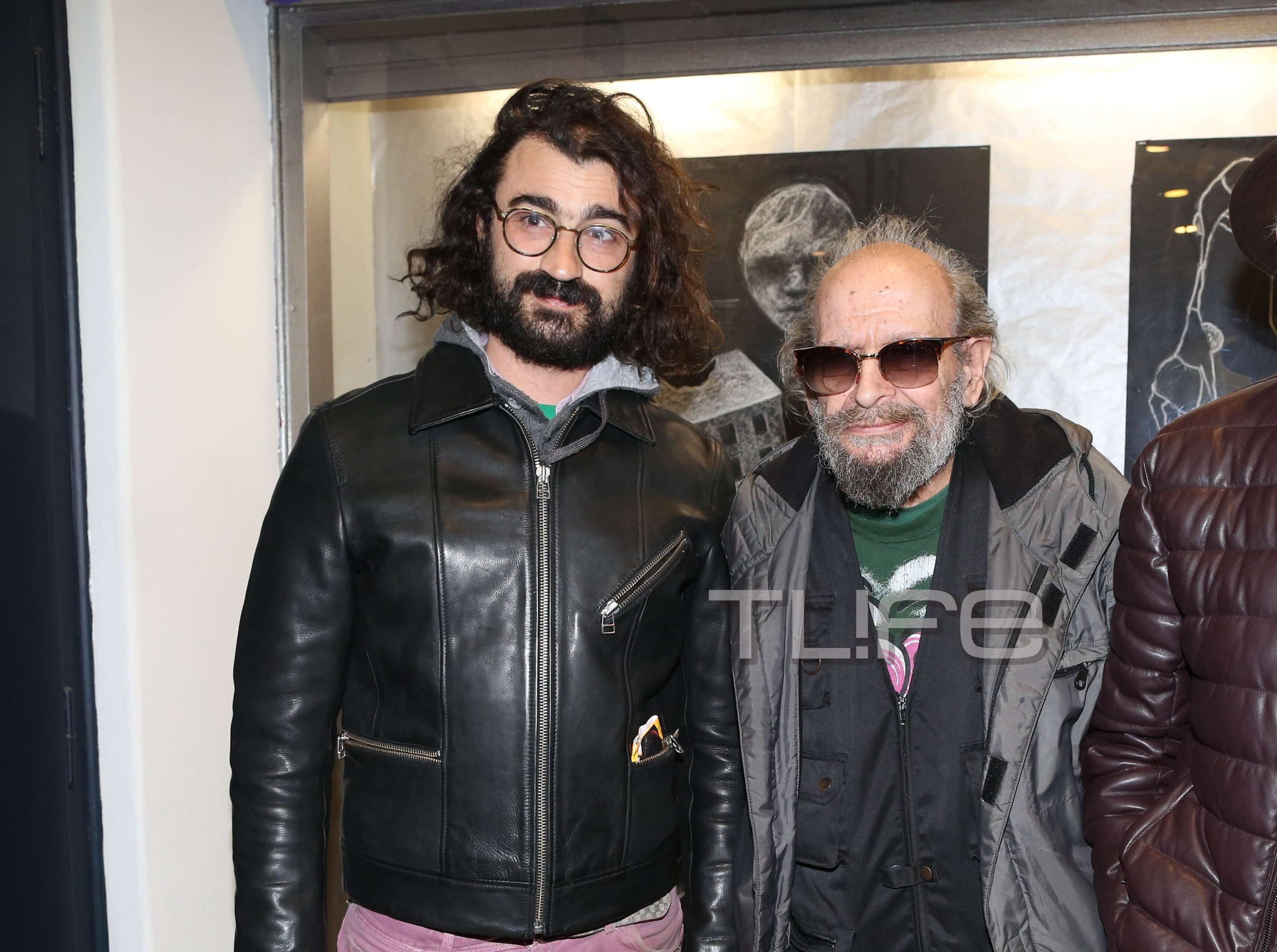 Αγνώριστος ο διάσημος Έλληνας τραγουδιστής και ηθοποιός! Πού βρέθηκε; [pics]