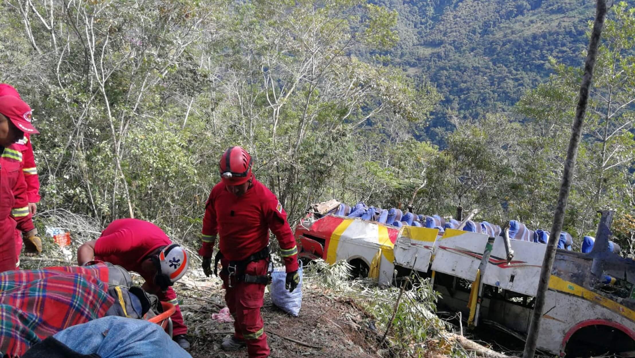 Βολιβία: Τουλάχιστον 25 νεκροί από πτώση λεωφορείου σε χαράδρα!
