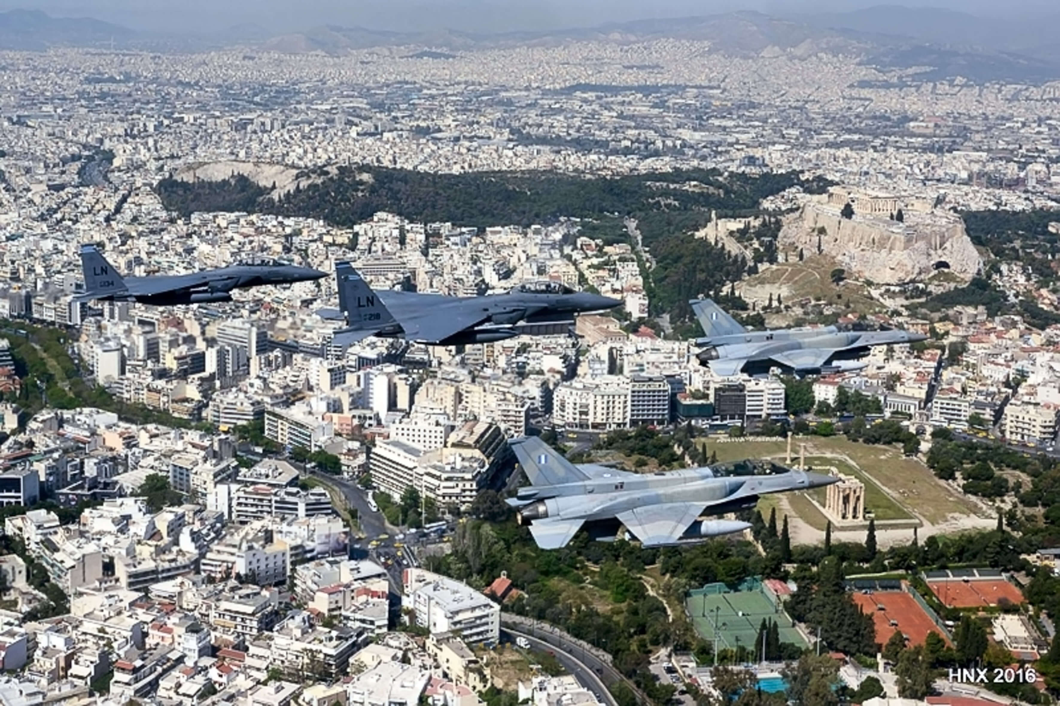 Τι ώρα θα “σκίσουν” μαχητικά αεροσκάφη τον ουρανό της Αθήνας και γιατί