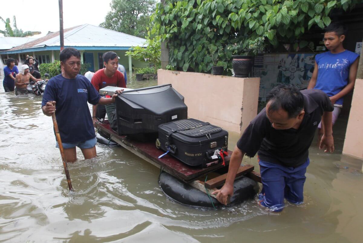 Φονικές πλημμύρες στην Ινδονησία – Δεκάδες νεκροί και αγνοούμενοι!